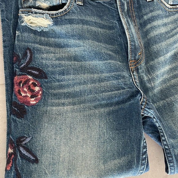 Abercrombie & Fitch Annie Girlfriend jeans distressing & floral embroidery 2/26R - Picture 3 of 16